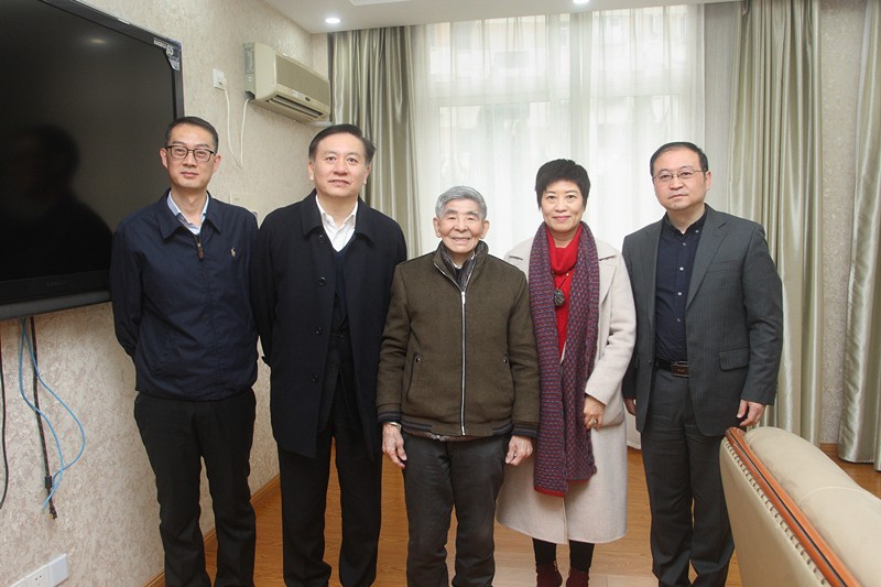 姜斯宪慰问顾院士4_副本.jpg